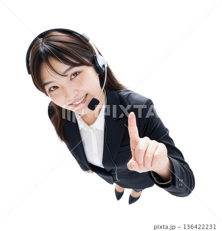 笑顔で指を差し案内する日本の女性コールセンターオペレーター（俯瞰・切り抜き・コピースペース・透過） 136422231