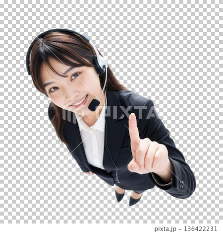 笑顔で指を差し案内する日本の女性コールセンターオペレーター（俯瞰・切り抜き・コピースペース・透過） 136422231