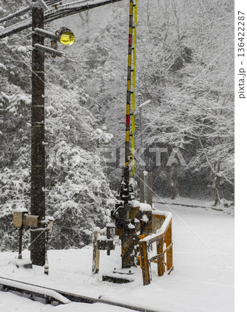 雪が積もる踏切と峠道 雪が積もる踏切と峠道 136422287
