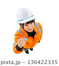 ガッツポーズをする笑顔の若い日本人女性作業員（透過） 136422335
