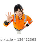 OKサインを出す作業着姿の若い日本人女性（透過） 136422363