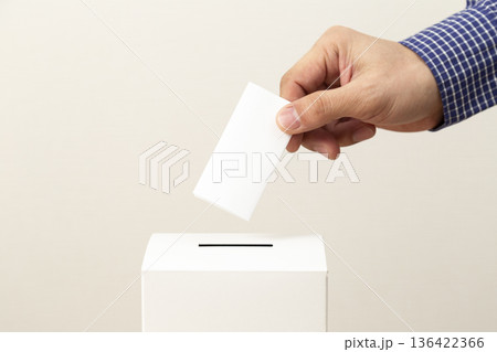 投票する男性の手元 136422366