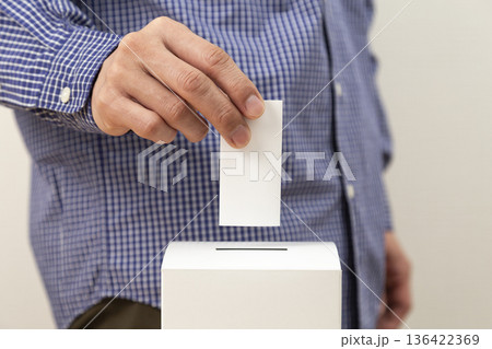 投票する男性の手元 投票する男性の手元 136422369
