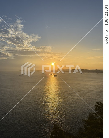 韓国釜山 影島から見る海に沈む夕日 韓国釜山 影島から見る海に沈む夕日 136422398