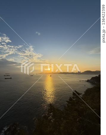 韓国釜山 影島から見る海に沈む夕日 韓国釜山 影島から見る海に沈む夕日 136422399