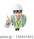 指を差し上を案内する若い日本人女性作業員（透過） 136422401