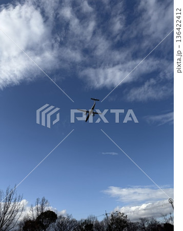 着陸する飛行機 136422412