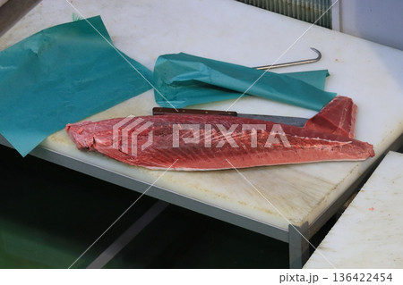 マグロの半身 切り分けられるマグロ マグロの半身 切り分けられるマグロ 136422454