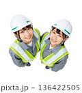 ヘルメットを被り微笑む2人の日本人女性作業員（透過） 136422505