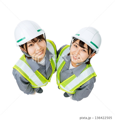 ヘルメットを被り微笑む2人の日本人女性作業員（透過） 136422505