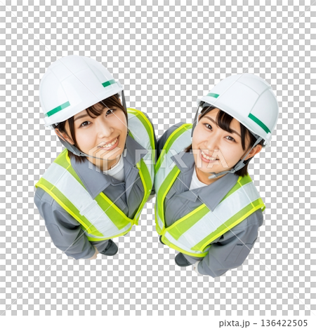 ヘルメットを被り微笑む2人の日本人女性作業員（透過） 136422505