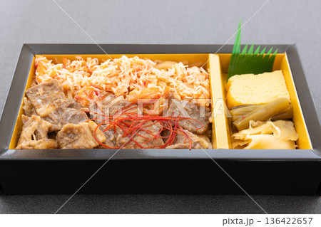 おいしい花咲蟹ほぐし身と牛肉の二色弁当 136422657