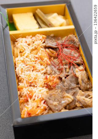 おいしい花咲蟹ほぐし身と牛肉の二色弁当 136422659