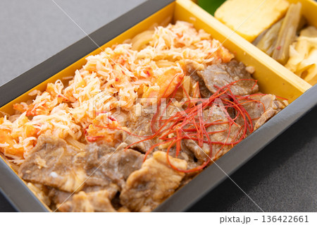おいしい花咲蟹ほぐし身と牛肉の二色弁当 おいしい花咲蟹ほぐし身と牛肉の二色弁当 136422661