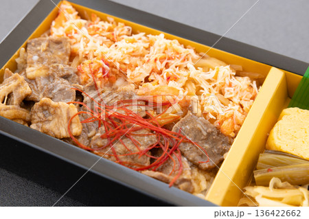 おいしい花咲蟹ほぐし身と牛肉の二色弁当 136422662