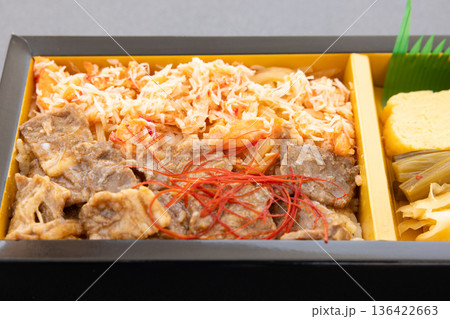 おいしい花咲蟹ほぐし身と牛肉の二色弁当 136422663