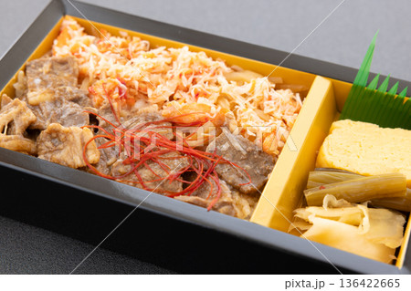 おいしい花咲蟹ほぐし身と牛肉の二色弁当 136422665