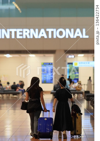 国際線出発ロビーに向かう乗客 夜の羽田空港のロビー 国際線出発ロビーに向かう乗客 夜の羽田空港のロビー 136422734