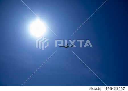 太陽と飛行機のシルエット 太陽と飛行機のシルエット 136423067
