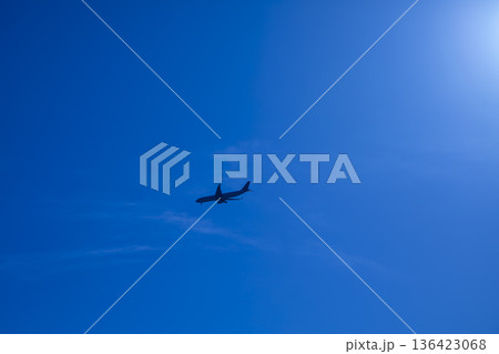 青空と飛行機のシルエット 青空と飛行機のシルエット 136423068