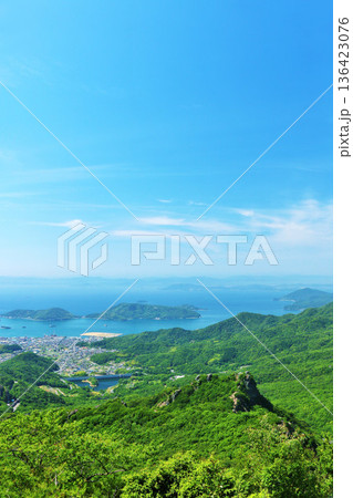 香川県 小豆島 青空の寒霞渓展望台からの風景 香川県 小豆島 青空の寒霞渓展望台からの風景 136423076
