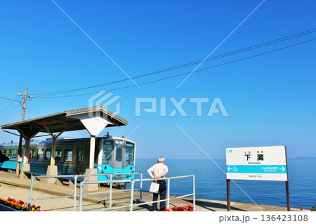 愛媛県 青空の下灘駅と電車 愛媛県 青空の下灘駅と電車 136423108