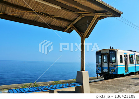愛媛県　青空の下灘駅と電車 136423109