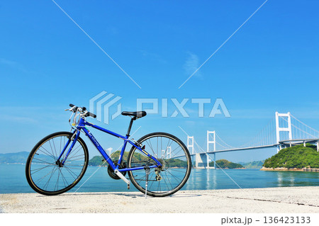 愛媛県　青空のしまなみ海道と自転車 136423133