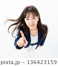 自信を持って上を指差す笑顔の日本人ビジネスウーマン（俯瞰・切り抜き・コピースペース・白バック） 136423159