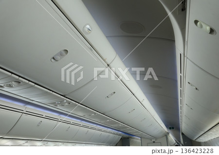 飛行機内 飛行機内 136423228