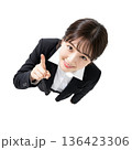 指を立てて上を指差すハイアングルの日本人ビジネス女性（俯瞰・切り抜き・コピースペース・白バック）	 136423306