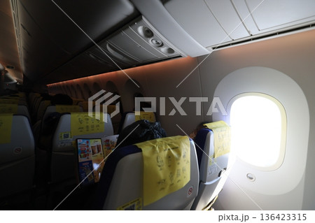 飛行機内 136423315