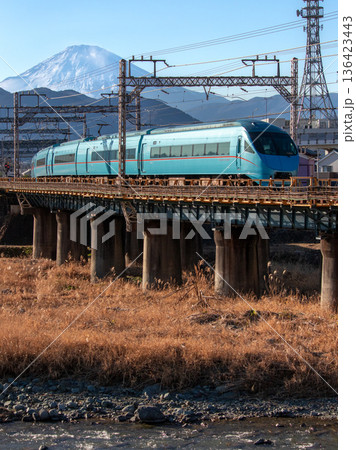 富士山と小田急線 136423443