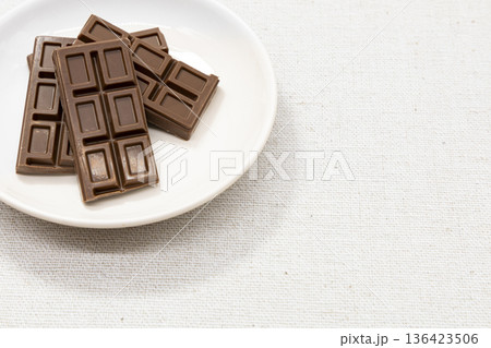 白い皿に盛り付けられた板チョコレート 白い皿に盛り付けられた板チョコレート 136423506