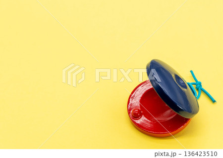 黄色背景に置かれた赤と青のカスタネット 136423510