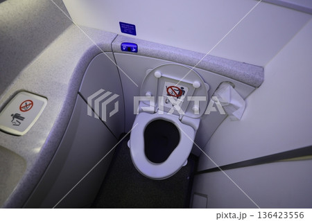 機内トイレ 136423556