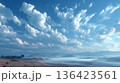青空と流れる雲が広がる静かで壮大な大地のパノラマ風景イメージ 136423561