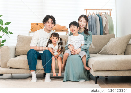 自宅のソファでくつろぐ家族,ファミリー,育児(愛情,家族愛) 自宅のソファでくつろぐ家族,ファミリー,育児(愛情,家族愛) 136423594