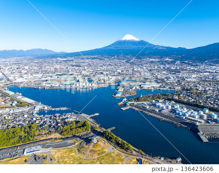 早朝の田子の浦港と富士山（静岡県富士市） 136423606