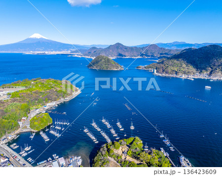 駿河湾、内浦湾と富士山（静岡県沼津市） 136423609