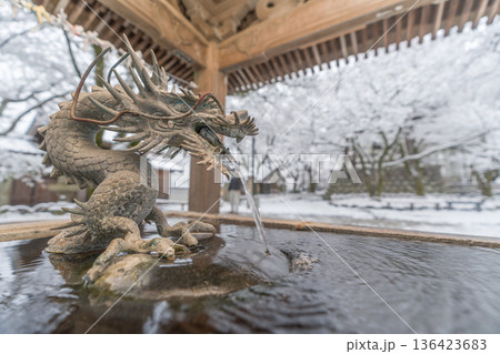 雪降る冬の修善寺　温泉の手水 136423683