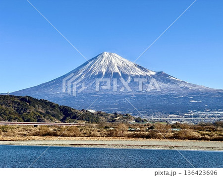 富士川橋から見る富士山 136423696