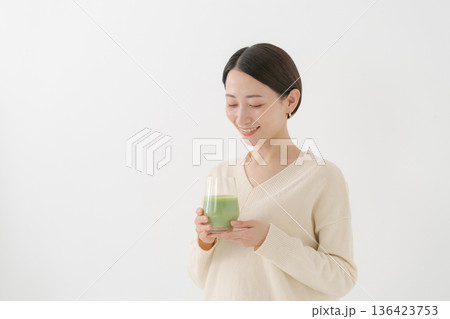 グリーンスムージーを持つ女性 グリーンスムージーを持つ女性 136423753