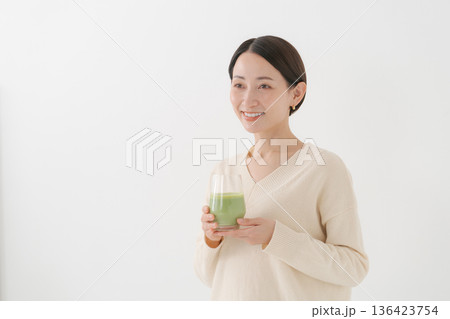 グリーンスムージーを持つ女性 グリーンスムージーを持つ女性 136423754