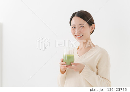 グリーンスムージーを持つ女性 136423756