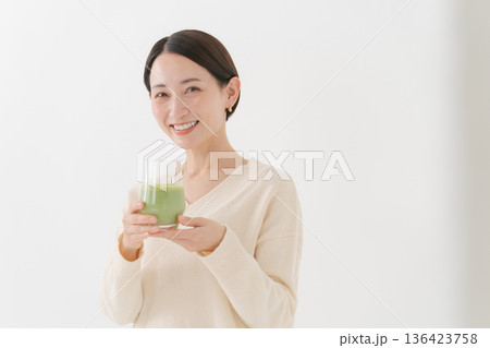 グリーンスムージーを持つ女性 グリーンスムージーを持つ女性 136423758