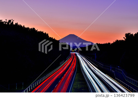 茅ヶ崎市　国道134号線陸橋から見る富士山の風景 136423799