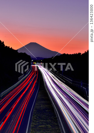 茅ヶ崎市 国道134号線陸橋から見る富士山の風景 茅ヶ崎市 国道134号線陸橋から見る富士山の風景 136423800