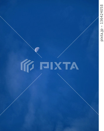 まだ明るさが残る夕暮れ前の天空の月、輝いています 136424058