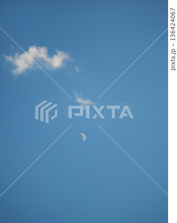 まだ明るさが残る夕暮れ前の天空の月、輝いています まだ明るさが残る夕暮れ前の天空の月、輝いています 136424067